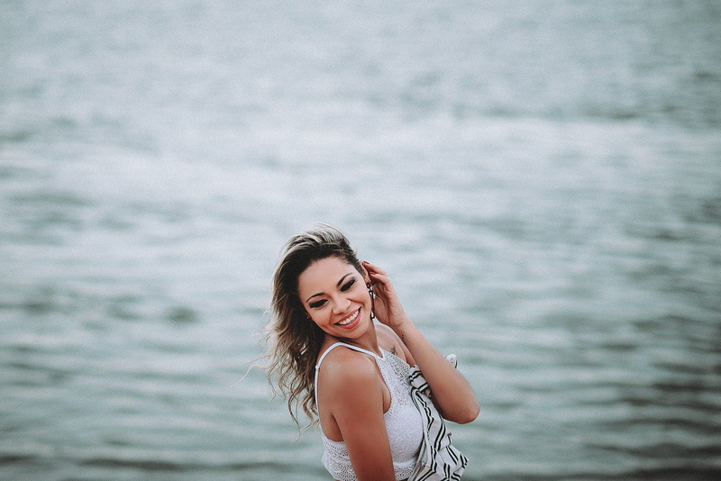 one person, sea, Essay, looking at camera, hairstyle, adult, waist up, smiling, focus on foreground, young women, Woman, outdoors, beautiful woman, happiness