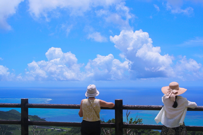 hat, pacific, fence, people, leaf, adult, railing, person, horizon over water, men, okinawa, 2K, rear view, women, casual clothing, two, blue, time, wind