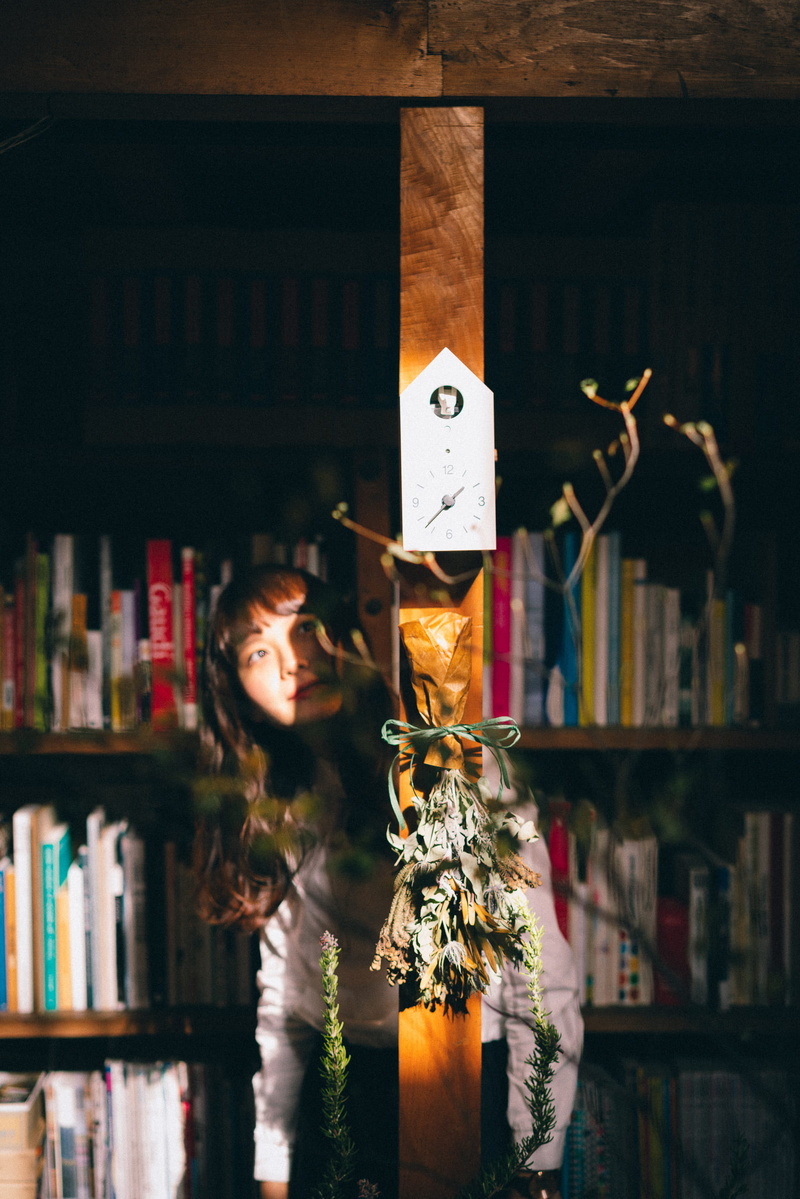 waist up, 1080P, wood, obscured face, women, post, shelf, young adult, library, leisure activity, panel, brown, wooden, hairstyle, book, publication, three quarter length