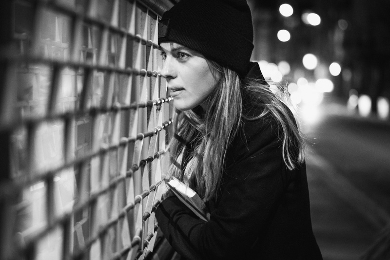 female, barrier, hat, outdoors, only women, looking, one Woman Only, one young woman only, focus on foreground, hairstyle, Wanderer, leisure activity, portrait