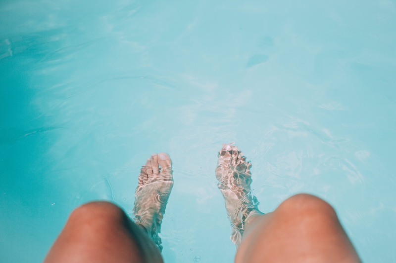 lifestyles, sea, leisure, body part, body, human body part, human leg, relaxation, feet, vacation, personal perspective, real people, low section, turquoise