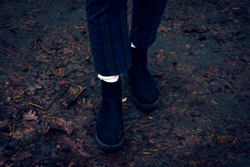 legs, land, leaves, jeans, outdoors, human foot, leisure activity, human leg, standing, change, limb, forest floor, human limb, feet, real people, one person