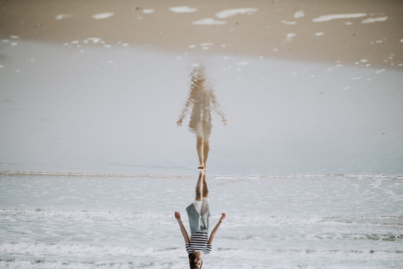 rear view, woman, one person, leisure activity, land, water, walking, sea, sky, human limb, 5K, shore, human arm, beach, reflection, outdoors, tranquility