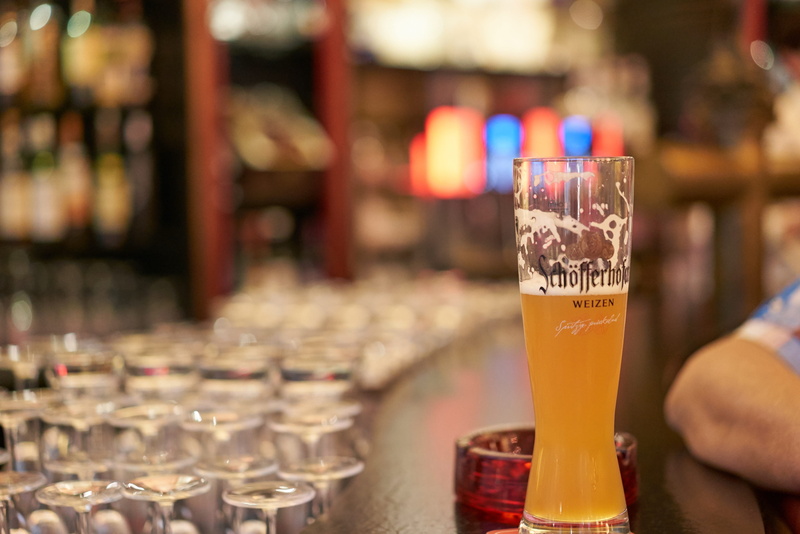 drinking glass, drink, one person, yeast beer, bar, hefeweizen, close-up, bar counter, wheat beer, beer glass, trueb, unfiltered, beer, hand, business