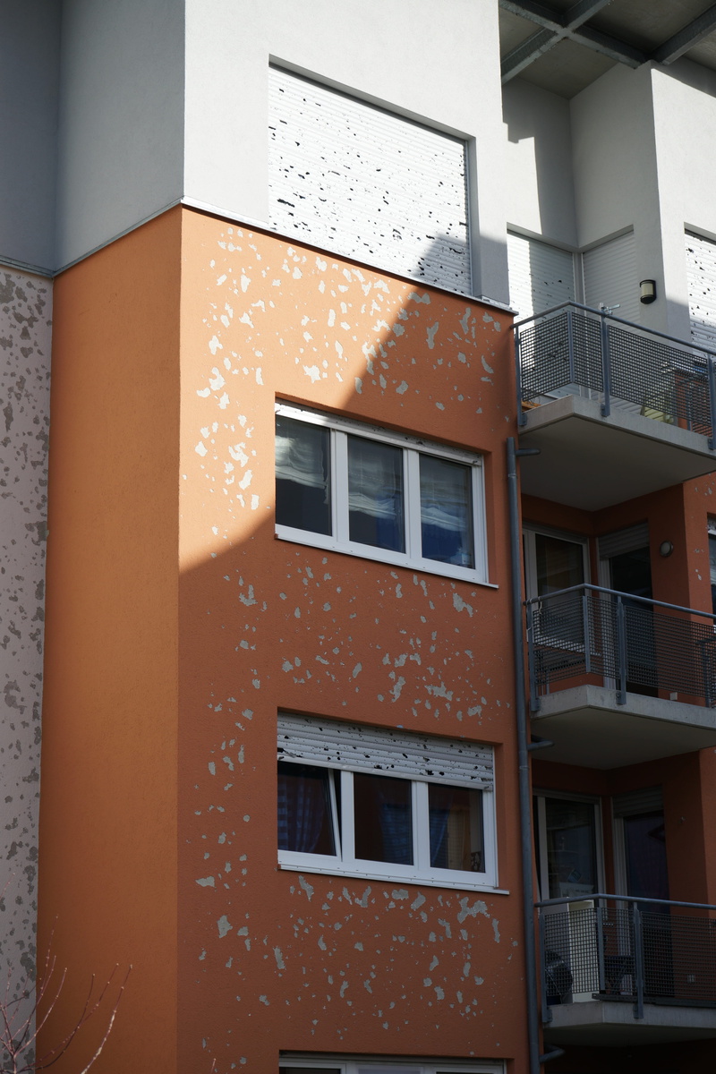 hauswand, low angle view, window, orange color, facade, house, insurance damage, no people, nature, day, city, built structure, outdoors, 5K, damaged