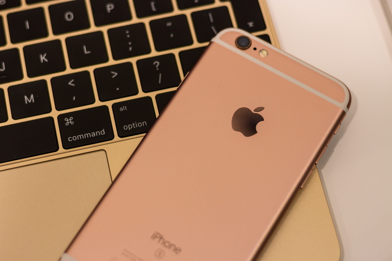 macbook, apple devices, s, computer part, computer, iphone 6s, text, device, no people, cellphone, focus, indoors, technology, rose, close-up, computer key