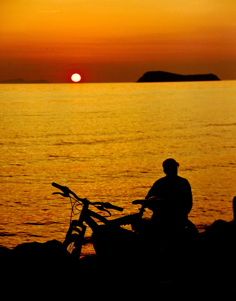 reverse light, beach, orange color, silhouette, horizon over water, yasmin, men, leisure activity, beauty in nature, horizon, 1080P, sky, nature, rear view