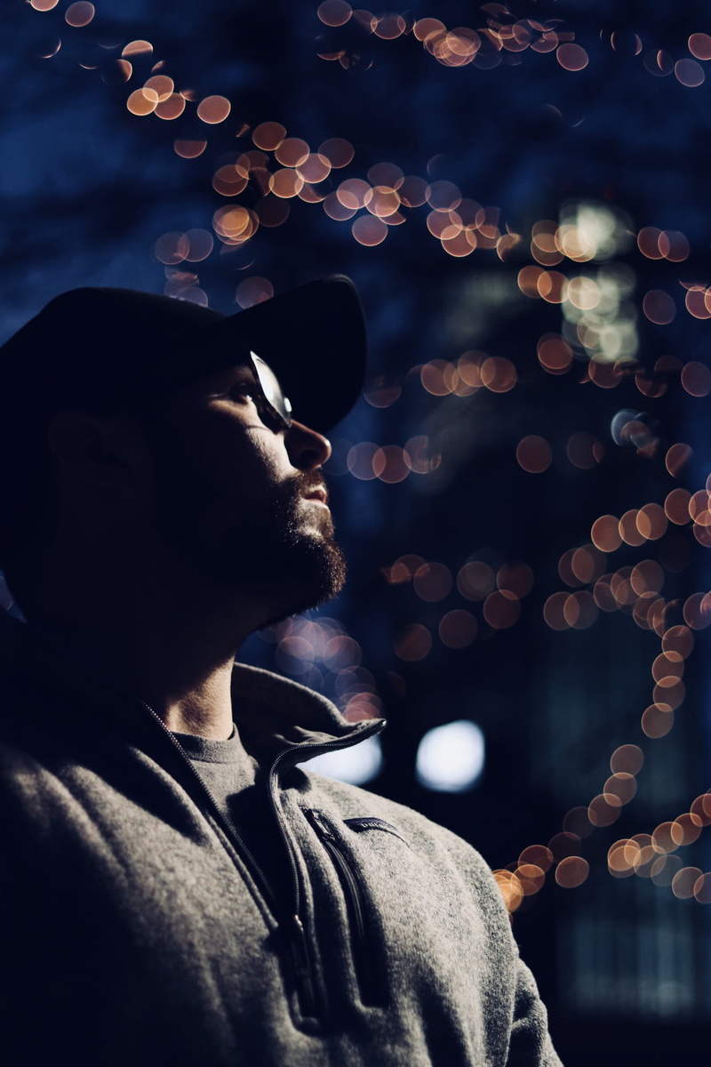 architecture, lights, mid adult, men, looking away, city, night, males, boke, leisure activity, lifestyles, photography, man, illuminated, tilt, fashion
