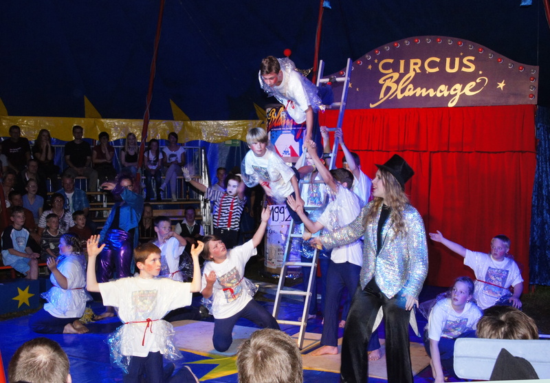 women, night, real people, human, spectator, text, artists, event, 4K, adult, children, circus, communication, together, architecture, watching, cohesion