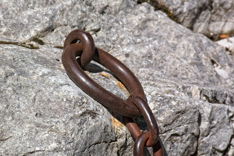 old, strength, wall - building feature, security, outdoors, rough, day, hook, nature, ring, connected, weathered, cohesion, chain, iron ring, metallic