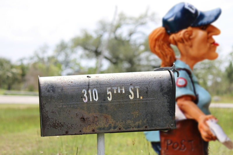 nature, 1080P, guidance, day, post mail box, one person, mailbox, plant, mailwoman, text, old, throw in, photo montage, side view, metal, post einwurf