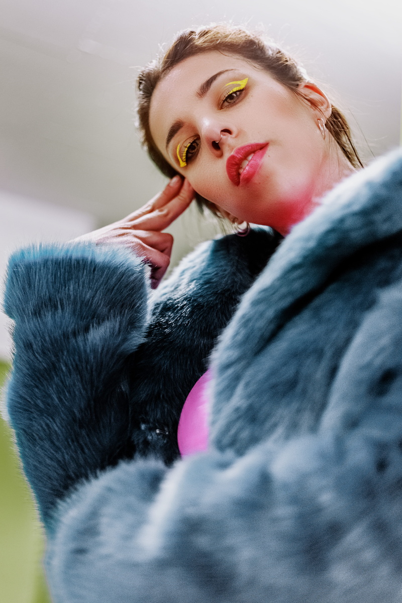 woman, young adult, one animal, women, domestic, female, make-up, coat, pet owner, pets, young women, lifestyles, beautiful, style, fashion, 5K, model
