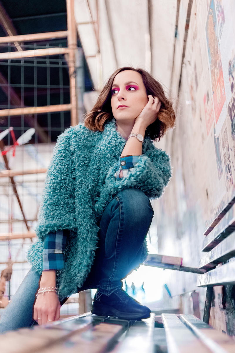 wear, lifestyles, adult, woman, architecture, warm clothing, style, 5K, make-up, wearing, young women, stylish, women, one person, pose, pretty, teal