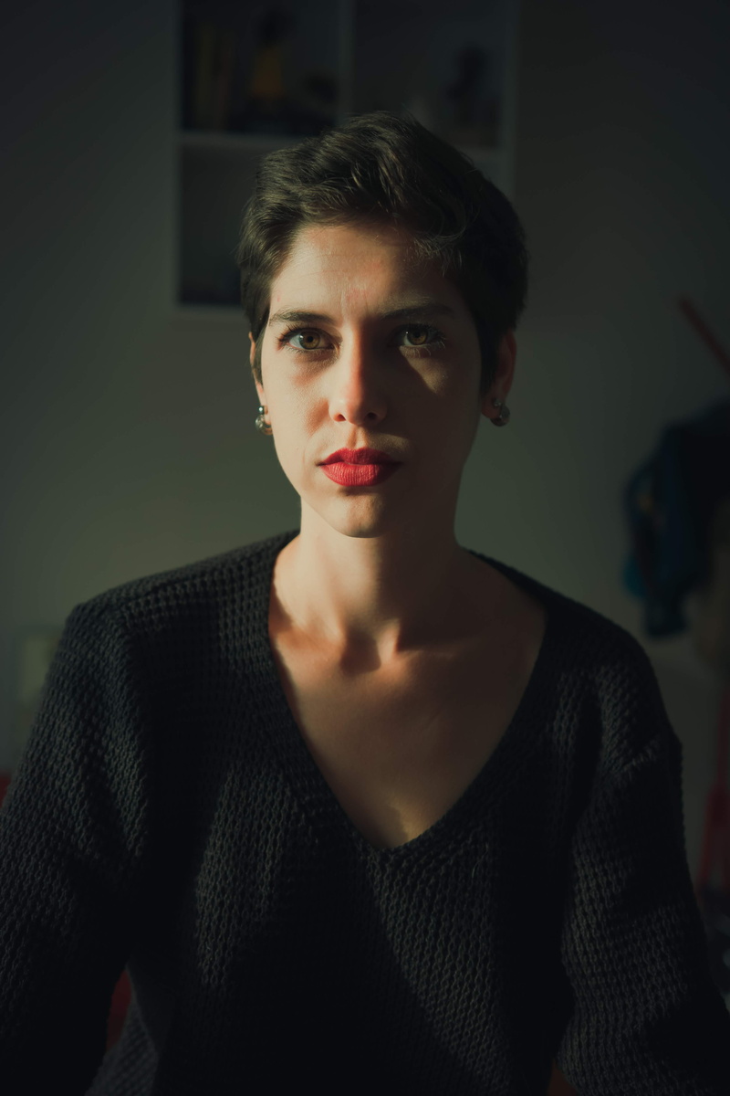 4K, skin, young adult, stylish, real people, v, hairdo, fashion, front view, beautiful people, focus on foreground, one person, looking at camera, beautiful woman