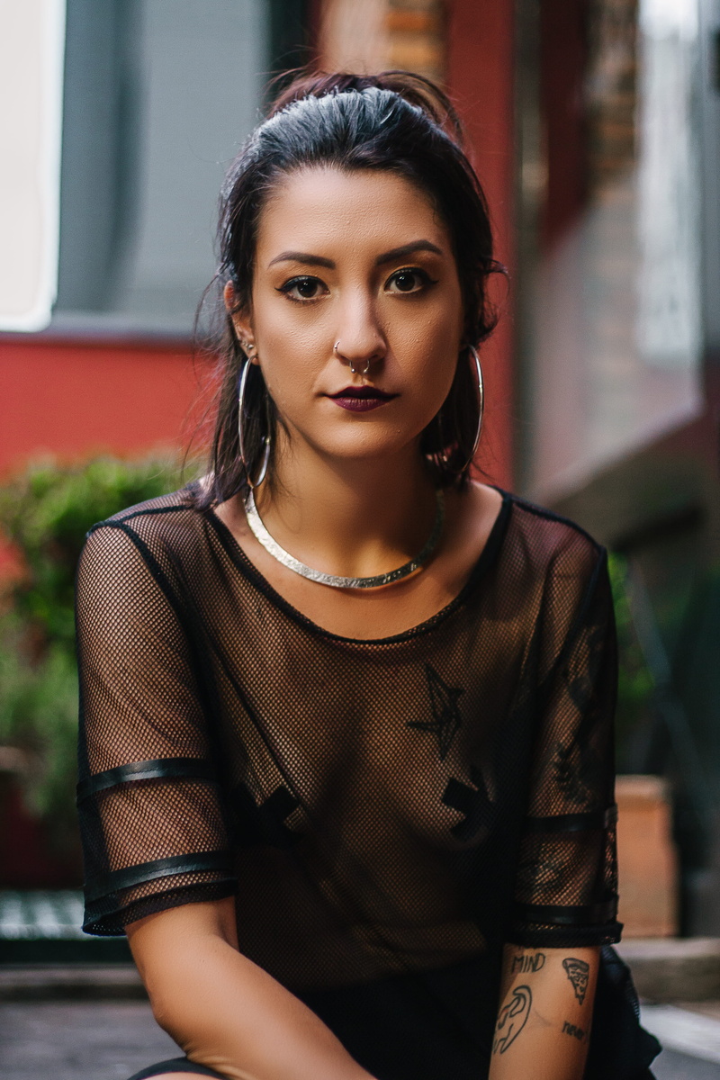 lifestyles, make-up, hairstyle, standing, portrait, beautiful woman, focus on foreground, real people, glamour, 4K, top, pose, elegant, wear, woman, young women
