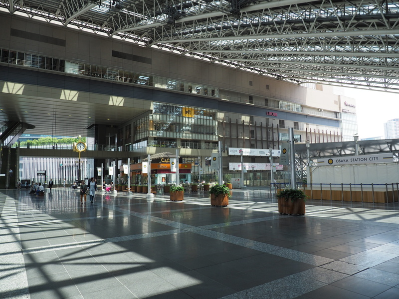 modern, 5K, lobby, men, day, indoors, ceiling, tiled floor, city, built structure, travel, group of people, mode of transportation, incidental people