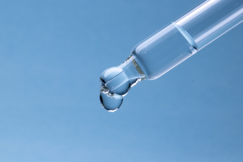 hygiene, studio shot, glass, silver colored, drop, science, no people, beauty, copy space, trickle, research, blue, cosmetics, close, 5K, clean, transparent