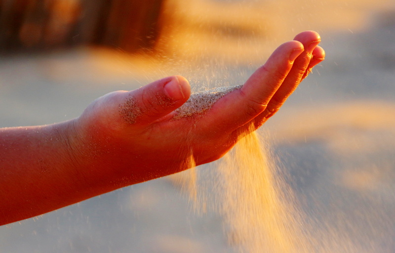 can not hold, filled, empty, fine sand, human limb, body part, human finger, hand, nature, outdoors, finger, abendstimmung, 4K, rippling sand, human hand