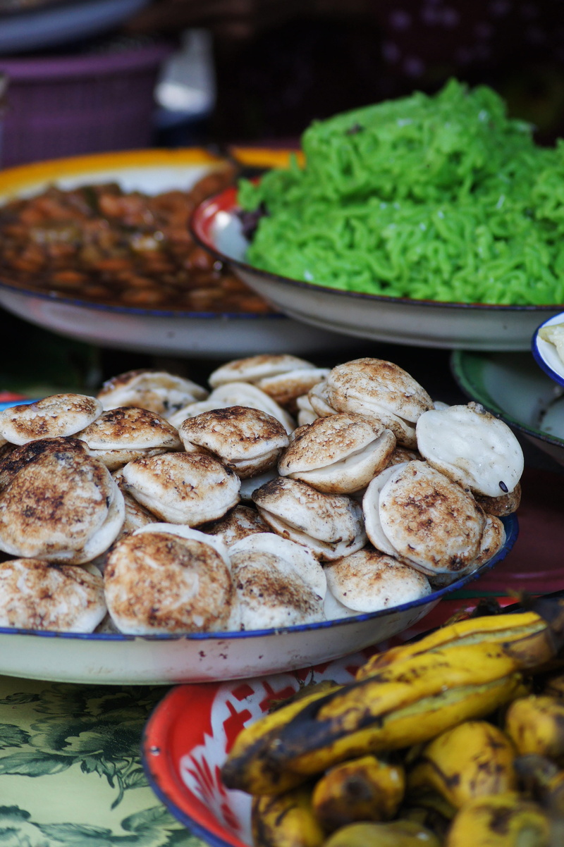 traditional, still life, focus on foreground, selective focus, serving size, close-up, 4K, ready-to-eat, day, no people, indonesia, bread, crockery, table