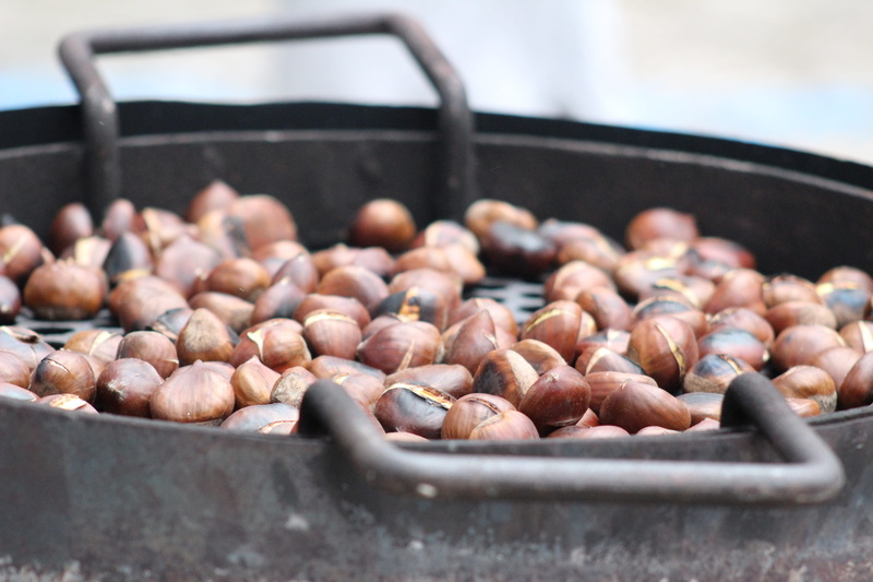 household equipment, 5K, freshness, abundance, food, tradition, roasted chestnuts, selective focus, indoors, heat - temperature, kitchen utensil, wellbeing