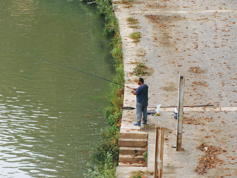 real people, leisure activity, built structure, nature, people, water, one person, standing, rome, men, full length, outdoors, fishing, day, trastevere