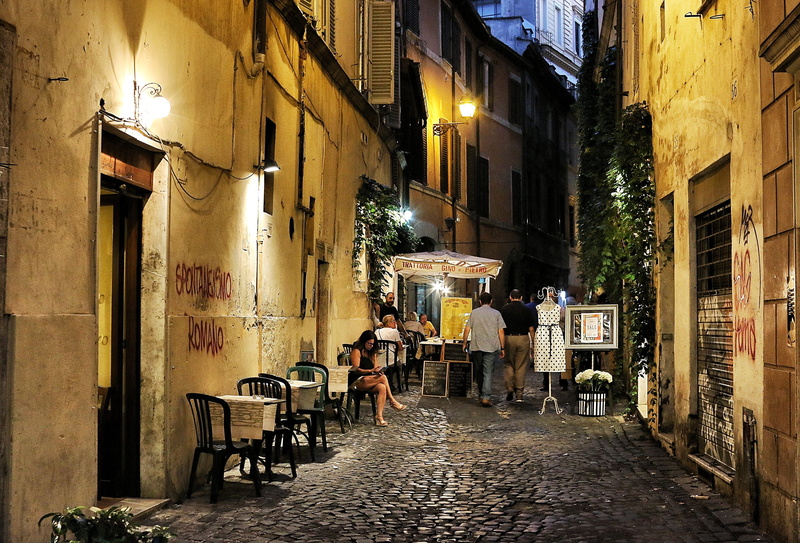 walkway, alley, sidewalk, italie, city, lighting equipment, built structure, seat, direction, real people, 2K, sidewalk cafe, human, footpath, architecture