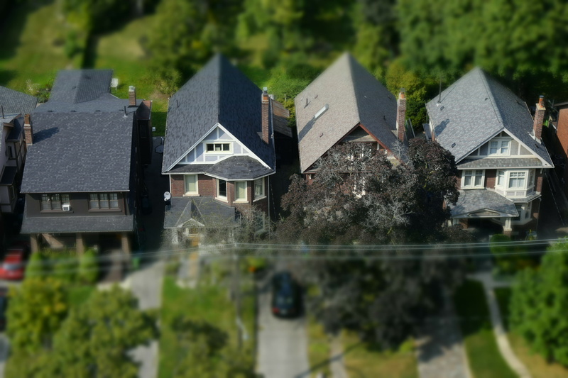 garden, car, casa, gray, outdoors, 5K, aerial view, nature, photo, building exterior, plant, roof, in a row, built structure, miniatura, suburban, miniature