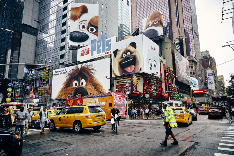 surrounded, advertisement, group of people, taxi, traffic, crowd, building exterior, mode of transportation, buildings, life, along, road, built structure