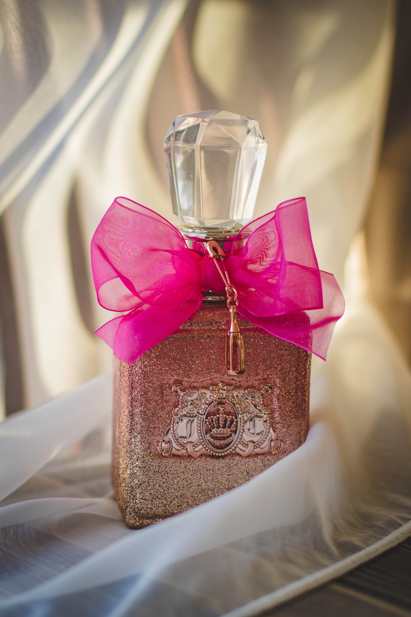glass, pink, gift, table, container, cloth, surprise, wine, wedding, 5K, photograph, event, indoors, close, glitters, glitter, luxury, relaxation, selective focus