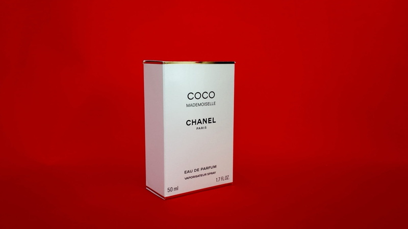 bottle, no people, elegance, close-up, fragrant, gift, 1080P, femininity, spray, copy space, text, label, care, healthcare and medicine, woman, aroma