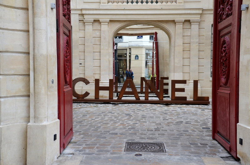 arcade, outdoors, real people, chanel, paris, building exterior, street, built structure, architecture, men, perfume, arch, day, one person, doorway, city