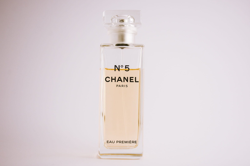 medicine, care, scent, n, chanel, text, bottle, western script, scientific experiment, fragrance, luxury, syringe, injecting, perfume, science, medical supplies