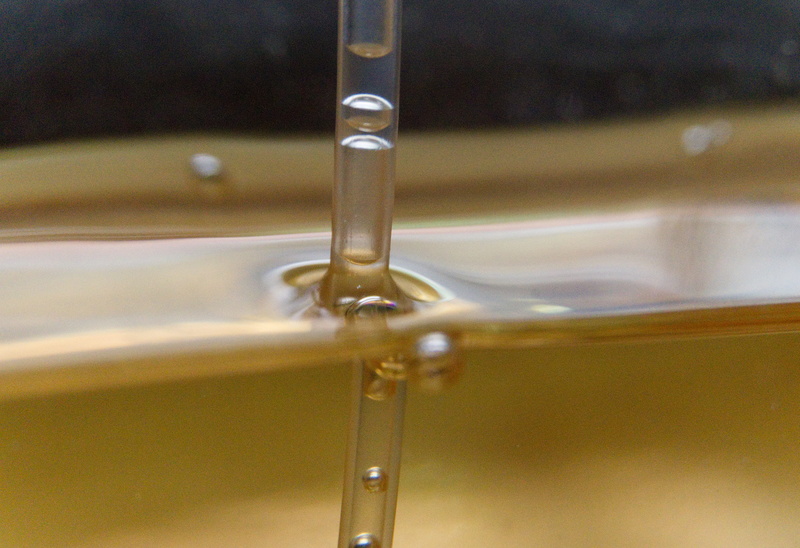 no people, gold, melt, detail, falling, selective focus, pouring, perfume, concentric, purity, expensive, refreshment, 5K, drop, nature, golen, beautiful