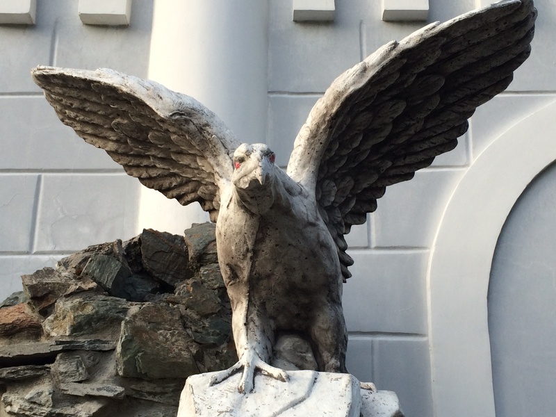 vertebrate, eagle, golden eagle, enea, built structure, sculpture, one animal, outdoors, animal themes, nature, architecture, creativity, animal, representation
