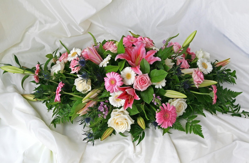 roses, fabric, indoors, leaf, rose - Flower, married, white, elegance, high angle view, bed, decoration, petal, flowers, fragility, arrangement, beauty in nature