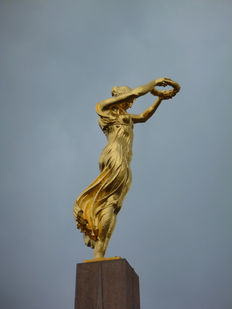 animal wildlife, gold, statue, the golden woman, gëlle fra, art and craft, creativity, representation, studio shot, no people, low angle view, monument