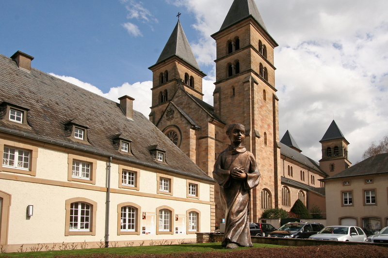 statue, window, outdoors, low angle view, religion, 2K, spirituality, architecture, church, art and craft, sky, built structure, luxembourg, belief, building exterior