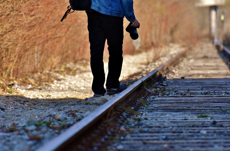 ground rail, man, one person, old, low section, human limb, 5K, lifestyles, walking, human body part, the way forward, platform, track, rail transportation