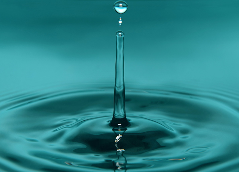 motion, indoors, 2K, water, blue background, waterfront, splashing droplet, macro, mid-air, rippled, purity, splashing, water surface, blue, nature, drop