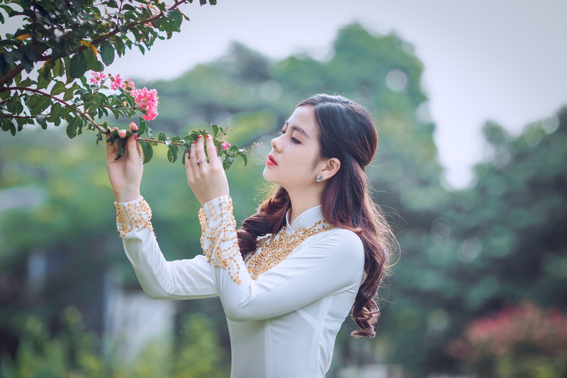 beautiful woman, woman, one person, bouquet, pretty, beauty in nature, photography, hairstyle, royalty  images, smelling, side view, girl, flower, person
