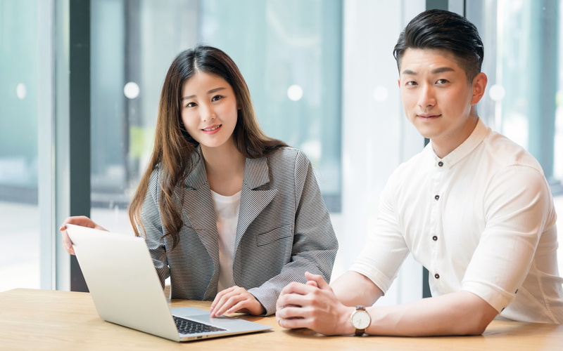 adult, office, table, 4K, computer, two people, business person, teamwork, using laptop, cafe, china, front view, laptop, communication, people, business