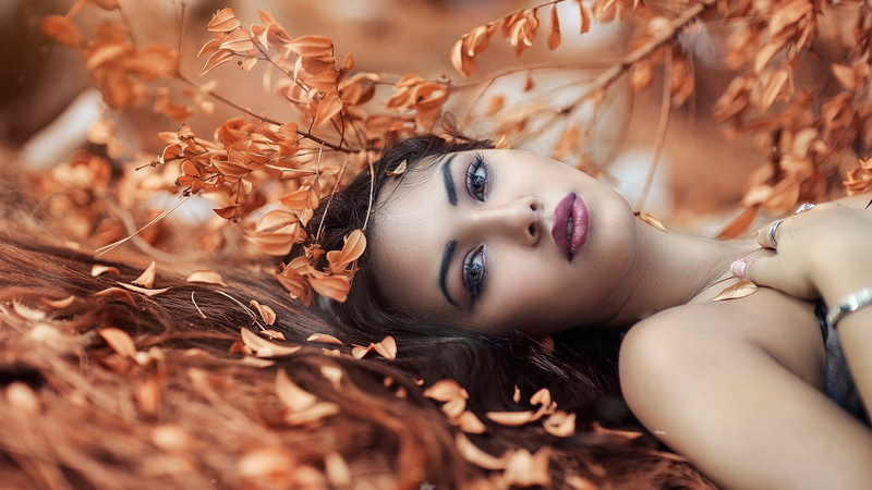 portrait, long hair, depth of field, fall, looking at viewer, women outdoors, bare shoulders, nature, leaves, model, brunette, women, makeup, 1080P, lying on back
