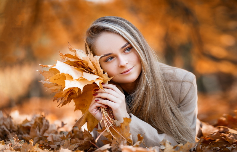 model, hair, land, 2K, beautiful woman, teenager, face, autumn, outdoors, leaves, depth of field, coats, looking away, blonde, lying on front, adolescence