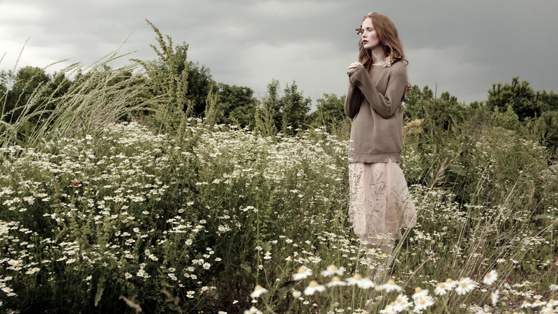 looking into the distance, brunette, long skirt, women, 1080P, women outdoors, fair skin