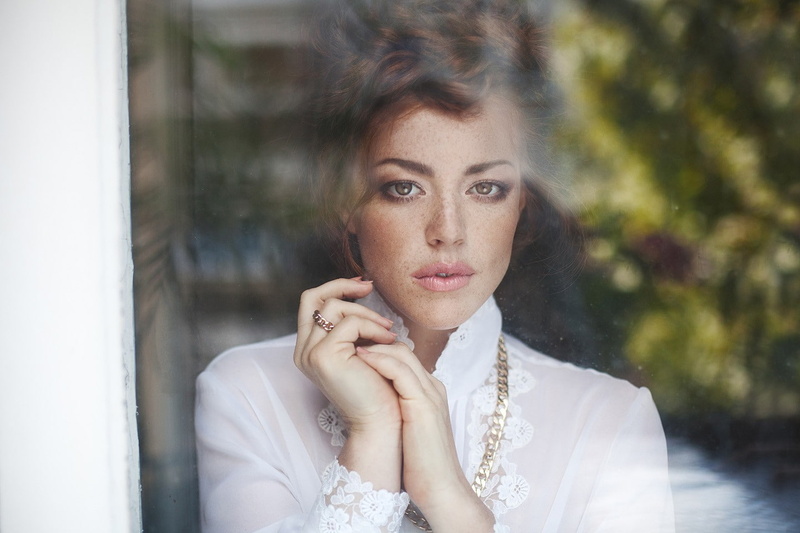 720P, model, trees, depth of field, freckles, glass, blouses, long hair, looking at viewer, women, redhead, portrait, face, white tops, Sydney La Faire