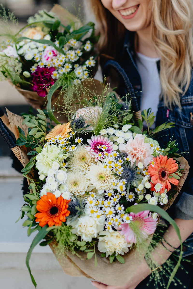 jeans, arrangement, basket, colorful, florist, day, multi colored, spring, nature, bunch of flowers, adult, one person, lifestyles, real people, female