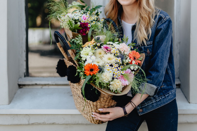 4K, real people, lovely, flower, adult, flower arrangement, young, young women, jeans, floral, plant, flower head, three quarter length, summer, holding