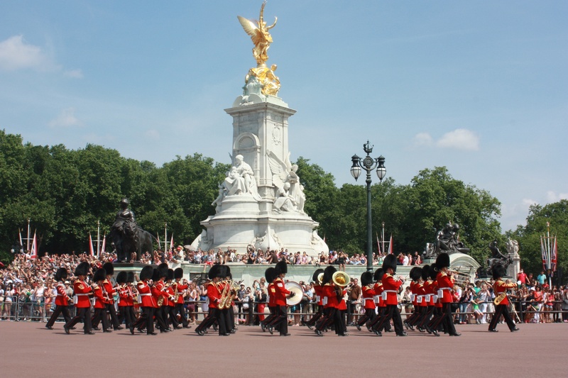 men, plays, 2K, real people, blue, marching band, group of people, buckingham palace, human representation, london, large group of people, crowd, uniform