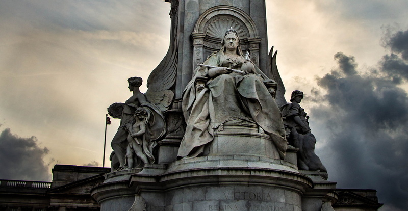architecture, park, united kingdom, palace, monument, statue, male likeness, low angle view, victoria, buckingham, the past, creativity, sky, outdoors