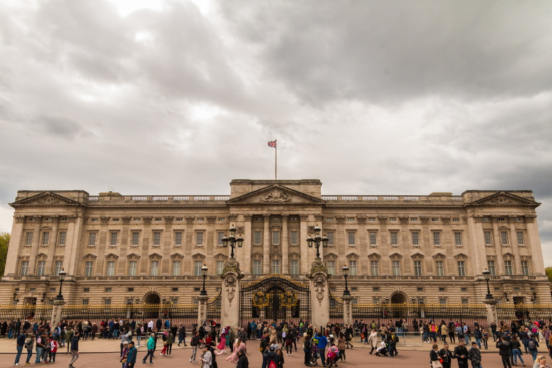 queen, crowd, women, history, london, places of interest, city, built structure, building exterior, royals, united kingdom, palace, group of people, cloud - sky